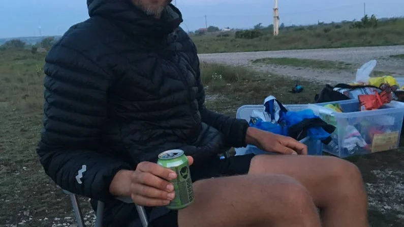 Firar. Mattias Adman firar bedriften med en öl i soluppgången.