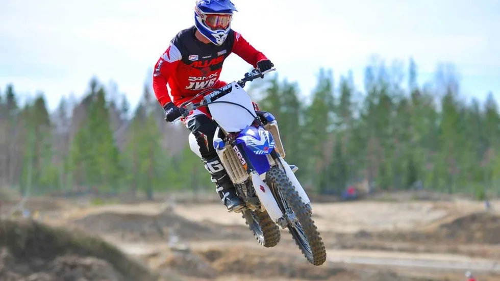 På banan. Mats Åkerblom skadades direkt i helgens SM-premiär i MX1, men är för en gångs
skull redo att tävla redan om två veckor igen.