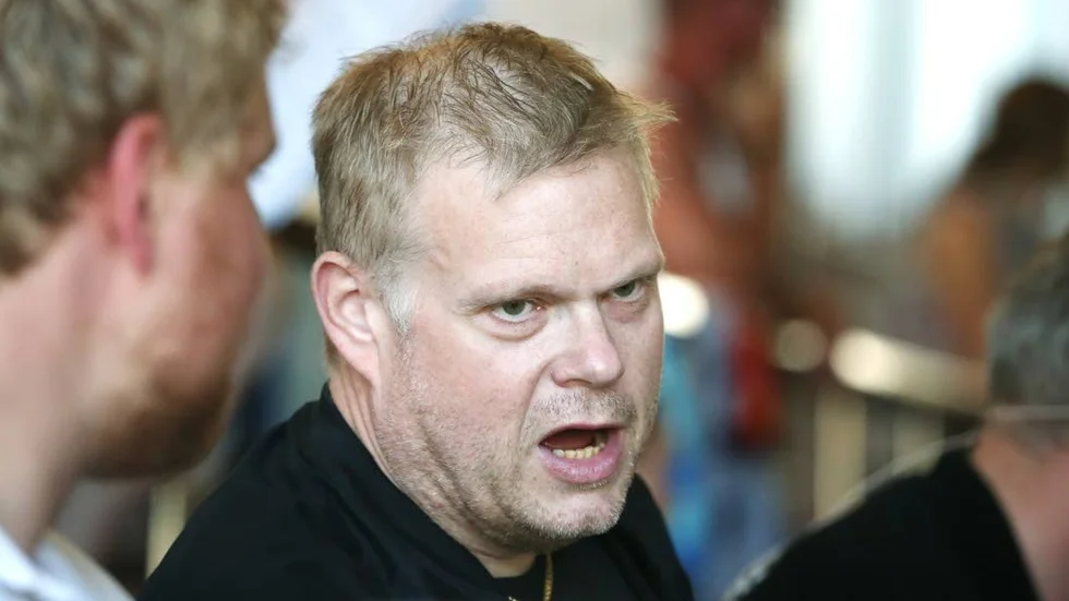 Bossen lämnar. Mikael "Bossen" Eriksson har basat klart i WSS. Efter sommaren är det Eskilstuna som gäller.