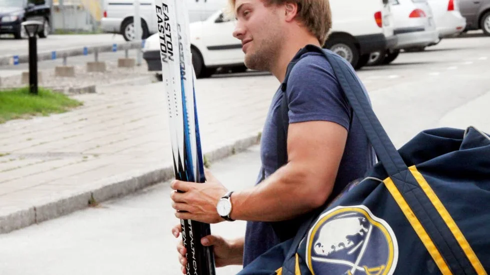 I går lyfte Johan Larsson från Visby flygplats med destination Buffalo och 24-åringens femte NHL-säsong.
