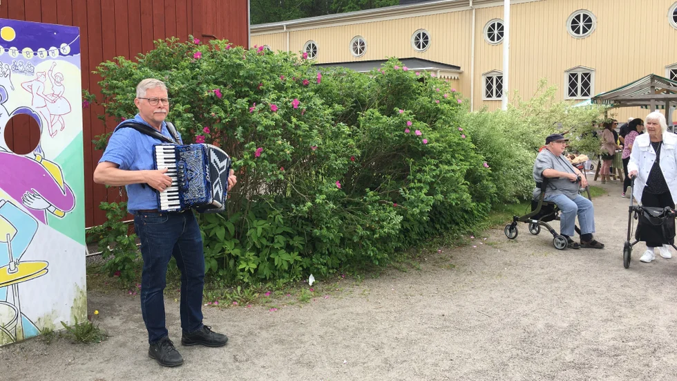 Tomas Carlsen spelar dragspel på Kulturarbetarnas Upplevelsedag i Gamla Linköping.