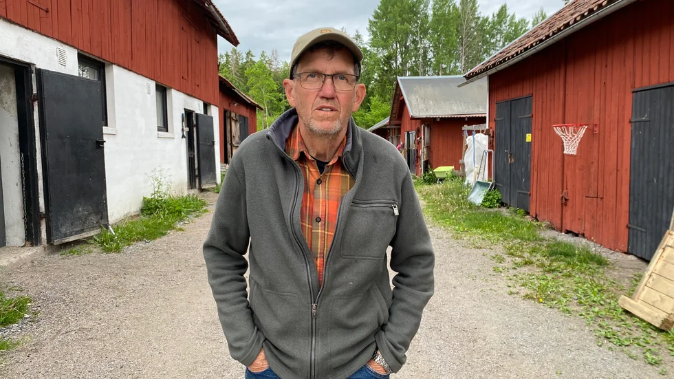 Klas Johnsson är veterinär. De avlopp han använder i stallet för att exempelvis tvätta hästarnas hovar töms med slambil och är inte anslutna till avloppssystemet, berättar han.