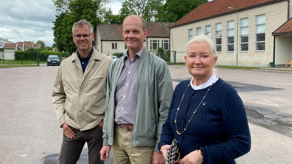 Johan Wernström, bildningschef, Göran Fältgren (S), kultur- och utbildningsnämndens ordförande och Suzanne Stråkander Rockler, samordnare för skolprojektet, står mitt på den nya skolgården med "gympasalen" bakom sig.