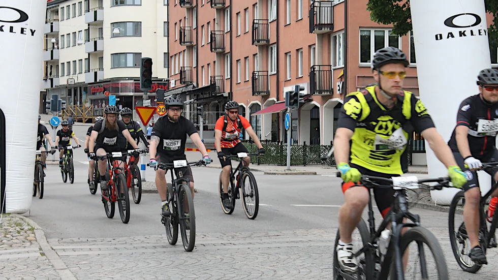 Så här såg det ut när Cykelveckan i Motala rullade igång i fjol. Först ut var MTB-Vättern över fem eller 2,5 mil. Även i år är MTB-Vättern först ut på fredagskvällen. Första start klockan 17.