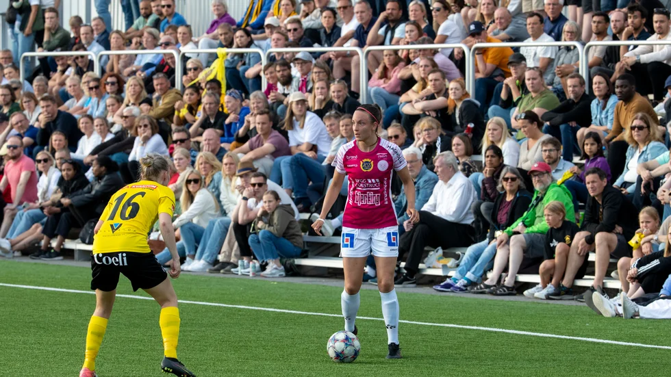 Julia Wänglund håller koll på Taryn Ries i derbyt inför över 600 åskådare.