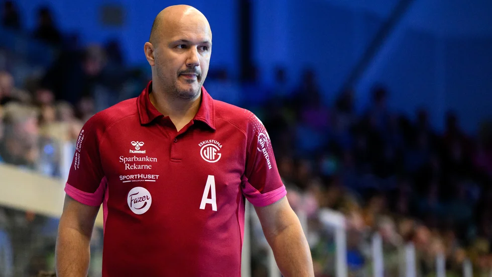 Guiftränaren Zoran Roganovic fick se sitt lag förlora tisdagskvällens träningsmatch i Västerås.