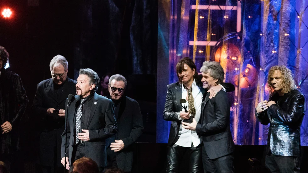 Alec John Such, längst fram vid mikrofonen, 2018 då Bon Jovi valdes in i Rock and Roll Hall of Fame. Arkivbild.