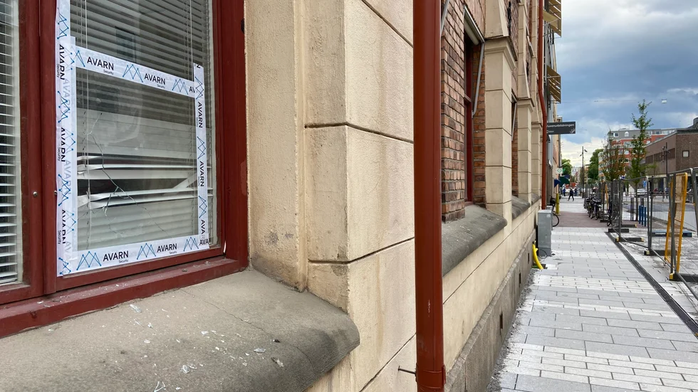 Mannen iakttogs av en hotellgäst när han vandaliserade skolans fönsterrutor.