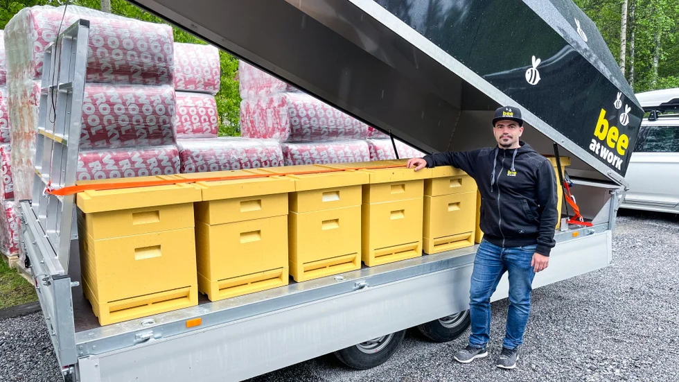Den nyinköpa, mobila pollineringsvagnen ska kunna köras ut till anvisad plats och lämnas där medan bina gör jobbet. "Förhoppningsvis ska den vara full med honung efter någon vecka", säger Andreas Schleiss, som poängterar att han bara kommer att använda den i områden som godkänts av Jordbruksverket.