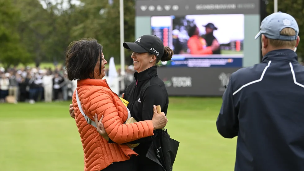 Linn Grant gratuleras av mamma Maria efter att ha blivit den första kvinnan att vinna en tävling som ingår på herrarnas Europatour.
