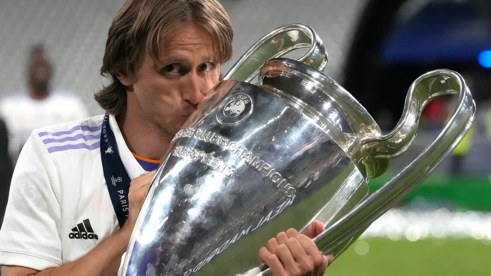 Luka Modric kysser Champions League-bucklan efter finalsegern över Liverpool i slutet av maj. Nu har 36-åringen förlängt sitt kontrakt med ett år.