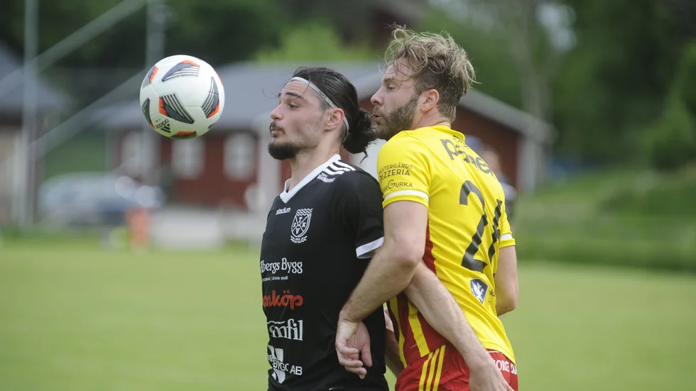 Alexander Jacob under hård uppvaktning. Anfallaren var tillbaka i TVSK-tröjan mot Syrianska.