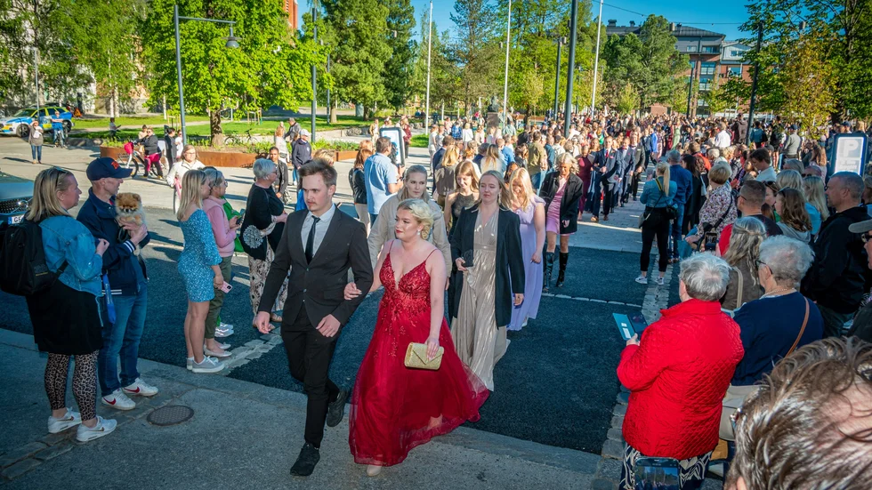 Så var det då dags för balmiddag för de förväntansfulla gymnasisterna i Luleå. Det här är den första av två dagars balmiddagar. Precis klockan 18 tågade de in i en lång rad och det blev en lång väntan för de som kom sist då det tog sin tid att komma in i trängseln. Familjer, släktingar och vänner hade innan gratulerat dem i Stadsparken och stämningen var hög och förväntansfull.