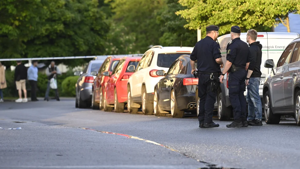 Flera polispatruller skickades till en parkeringsplats i Kristianstad och en person anträffades då liggandes på marken.