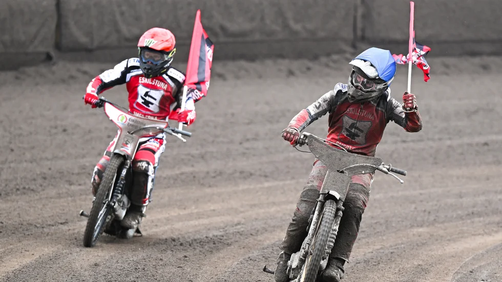 Daniel Bewley och Joel Andersson firar sin femetta i det femte heatet.