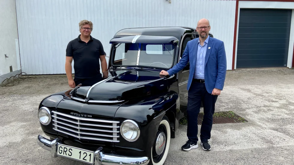 Begravningsbil från 50-talet är åter i tjänst hos bland andra Magnus Wallin på Finspångs begravningsbyrå och Samuel Vikingson på Östlunds begravningsbyrå.