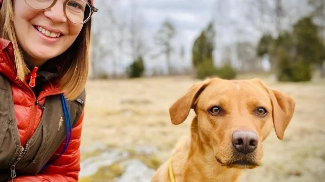 Malin Krushberg märker att labradoren Edda blir skraj i folktäta miljöer. Det är en konsekvens av att de inte träffade så många människor under pandemin, när Edda var en valp.