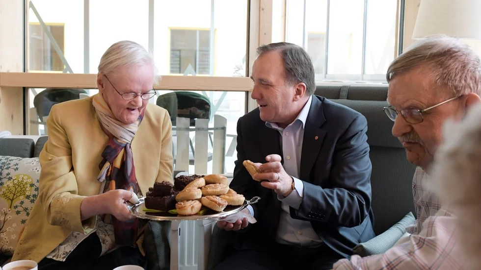 VÄSTERÅS  2018-05-02
Socialdemokraternas partiledare Stefan Löfven fikar med boende under sitt besök på äldreboendet Trädgårdarna i Örebro. 
Foto: Janerik Henriksson / TT / kod 10010