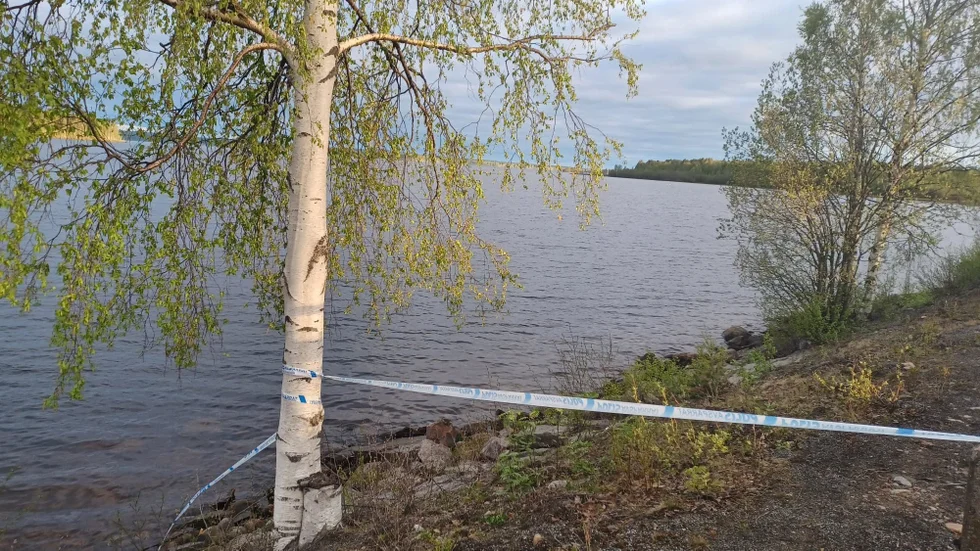 En kvinna i 20-årsåldern blev överfallen av flera män natten mot söndag. Polisen rubricerar händelsen som försök till våldtäkt.