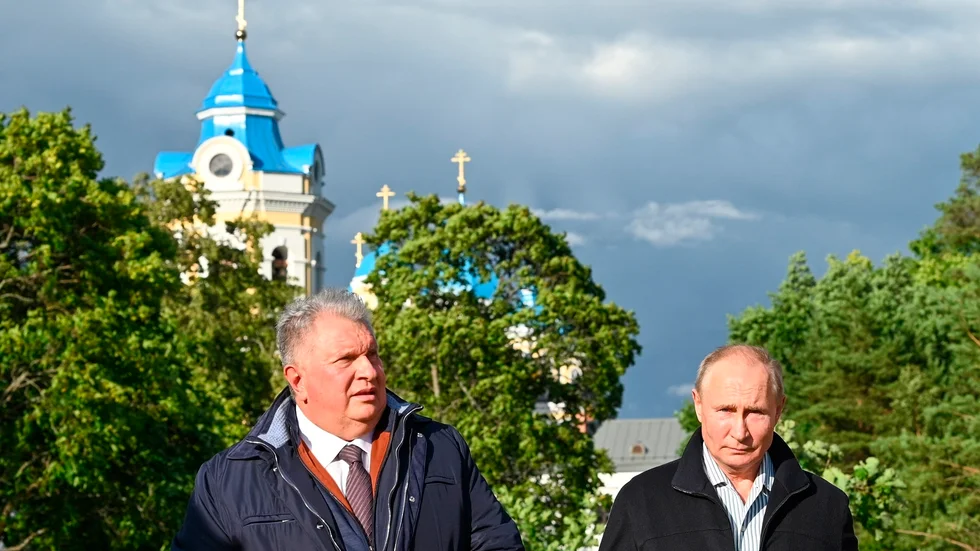 Rosnefts vd Igor Sechin tillsammans med Rysslands president Vladimir Putin i juli i fjol. Nu föreslås den ryska staten få en rekordstor utdelning från Rosneft. Arkivbild.