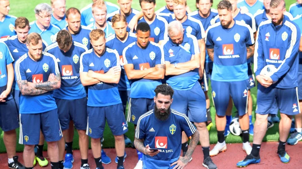 Jimmy Durmaz håller tal efter att ha blivit utsatt för rasistiska påhopp och rena hot. Hela landslaget och de flesta svenskar ställer oss bakom Durmaz och mot rasism.