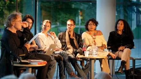 Poesikväll. Magnus William-Olsson, Alejandro Albarrán Polanco, Paula Abramo, Óscar de Pablo samt Angela, vars efternamn tyvärr fallit bort, läste egna dikter och samtalde med varandra och åhörarna i Almedalsbibliotekets foajé på onsdagen.Foto: Rolf Jönsson