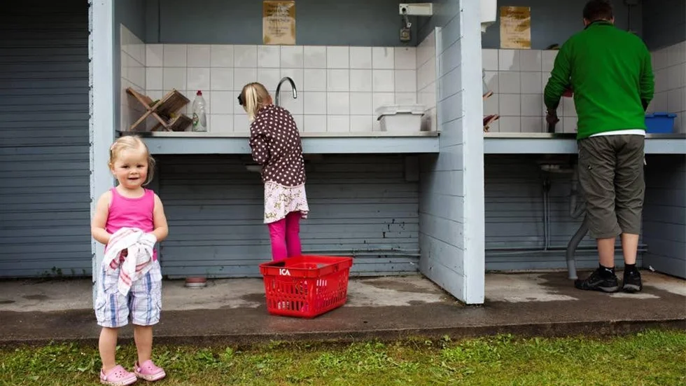 Samarbetar. Elsa och Alma Södergren hjälper till med disken. Familjen från Lummelunda campar fyra veckor i sommar.