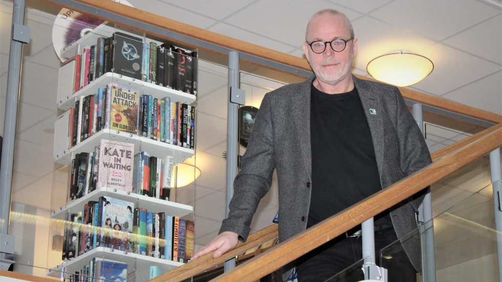 "Vi har två resurspersoner inne fram till sista augusti, för att underlätta för den nya biblioteksorganisationen att komma igång", skriver Thomas C Ericsson, chef på biblioteket i Vimmerby, i ett mejl till redaktionen.