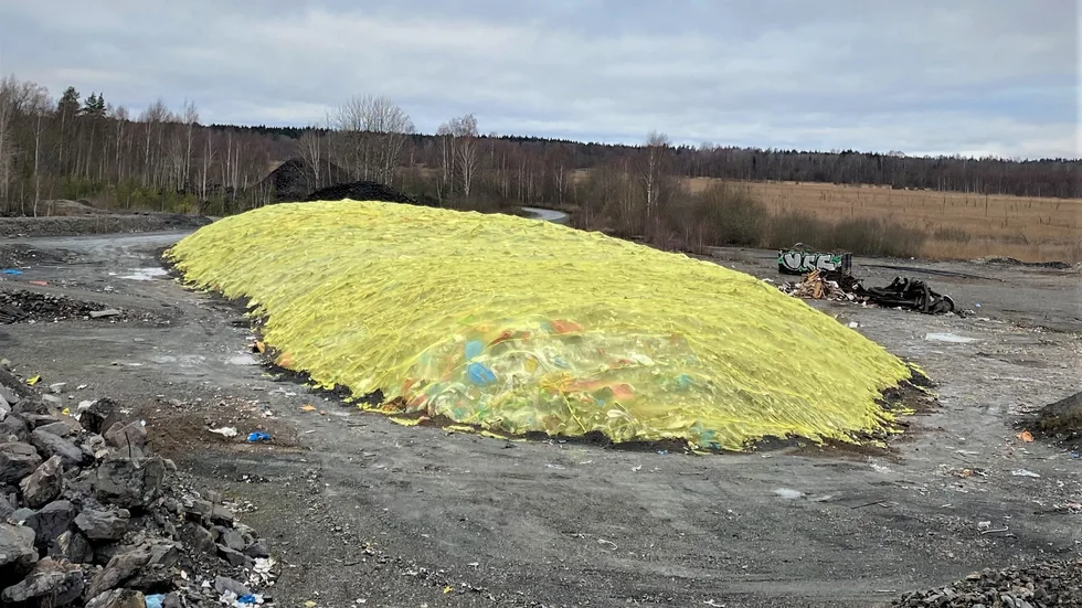 5 000 ton sopor väntar på åtgärd i Dannemora. Här är den största högen av tre, som gruvbolaget nu tagit över ansvaret för.