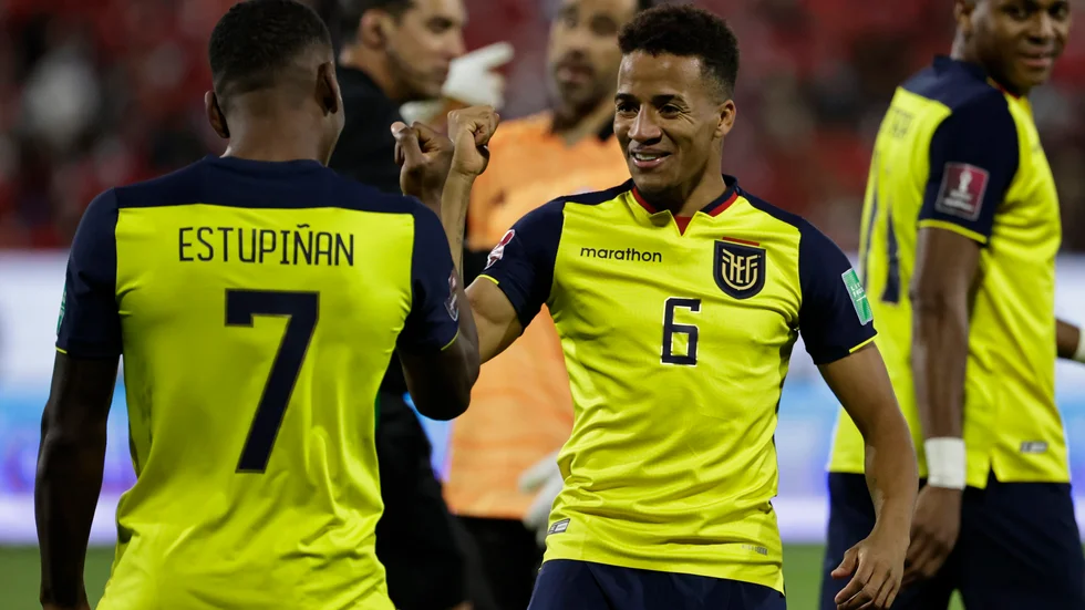 Byron Castillo, i mitten, i VM-kvalmatchen mot Chile i november.