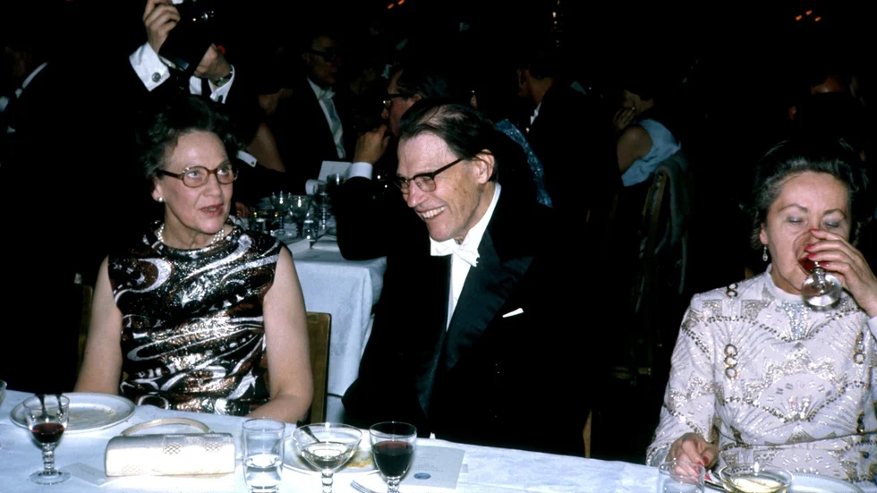 Det gick bra för Harry Martinson trots att han inte föddes med silversked i mun. Här firar han sitt nobelpris 1974.