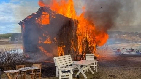 Byggnaderna som branden spred sig till gick inte att rädda.