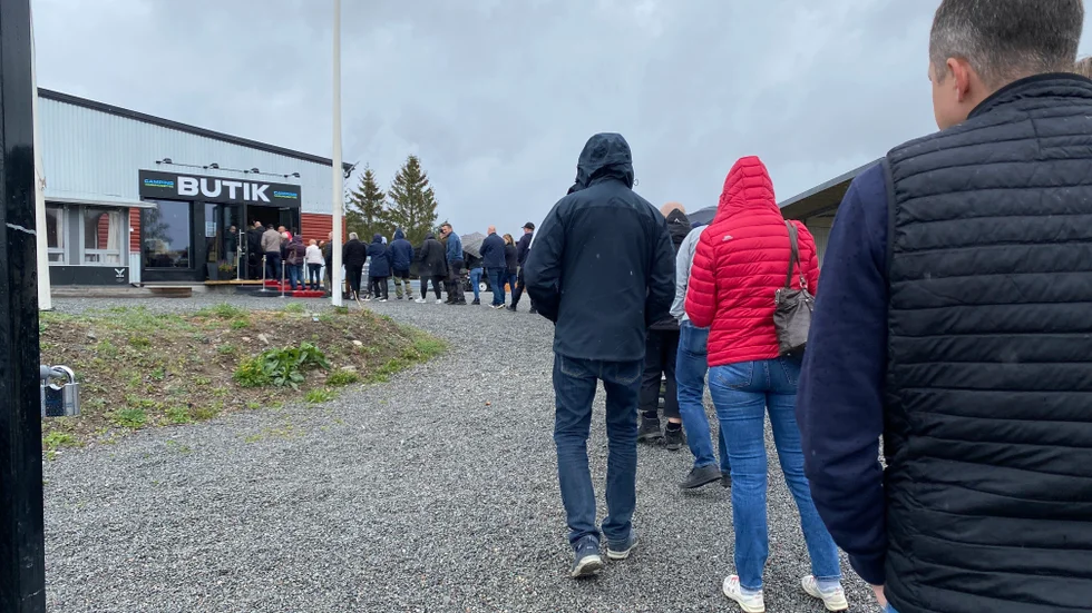 Kön ringlade sig lång när det nya Campingvaruhuset invigdes på lördagen.