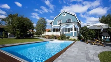 Folkpools Classic är Sveriges mest sålda pool genom tiderna. 4 x 8 meter kostar från cirka 110 000 kronor plus kostnaderna för montering. Foto: Folkpool