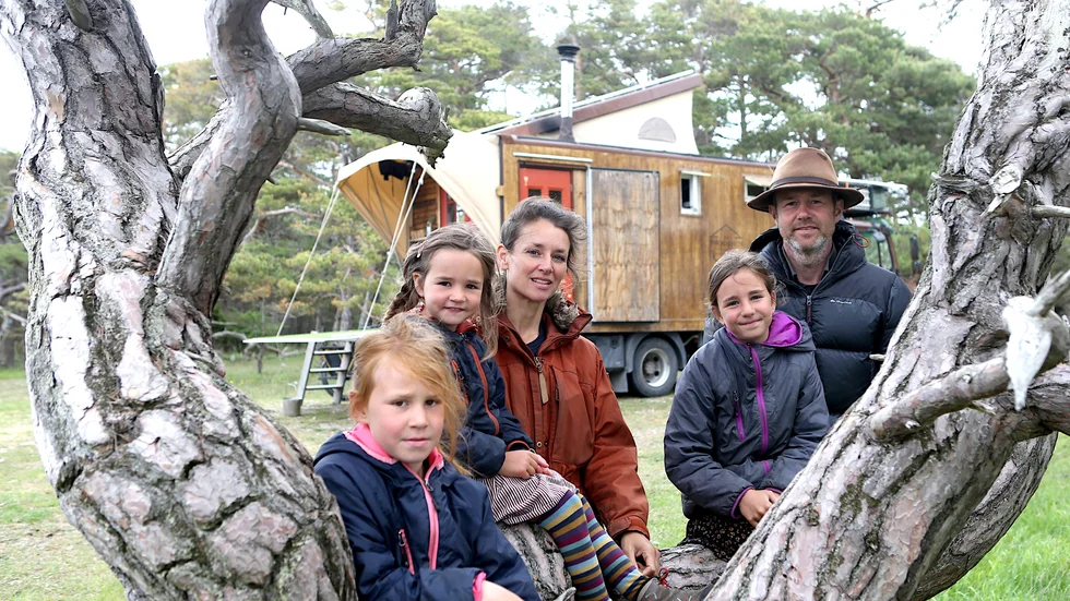 
Maaike Vergouwe, Daan Zuijderwijk och döttrarna Alba, Isolde och Fenna är tillbaka på Gotland för tredje gången.