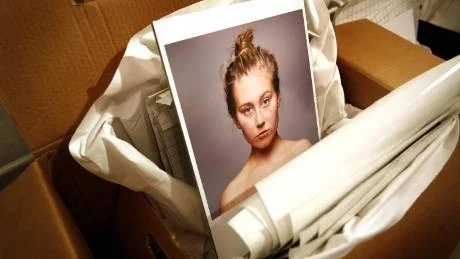 Rebecka Uhlin från Umeå har valt att visa ett självporträtt när Folkaneleverna arrangerar sin utställning i adventstid på Fotogalleriet iu Visby.