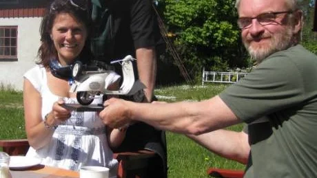 Sven-Göran Algotsson överlämnar det tjusiga vandringspriset till Mia och Torbjörn Stuhre som vann Visby Vespa Clubs vespaorientering 2009.