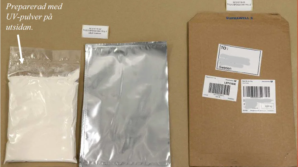 Tullen bytte ut amfetaminet mot mjöl och preparerade innerpåsen med UV-pulver. 520 gram amfetamin är värt drygt 100 000 kronor på gatan.