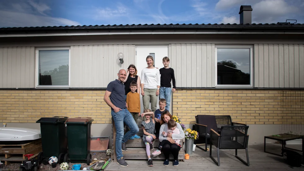Plötsligt gick familjen från fem till nio personer. I två månader har de nya familjemedlemmarna bott i tegelvillan i Berg.