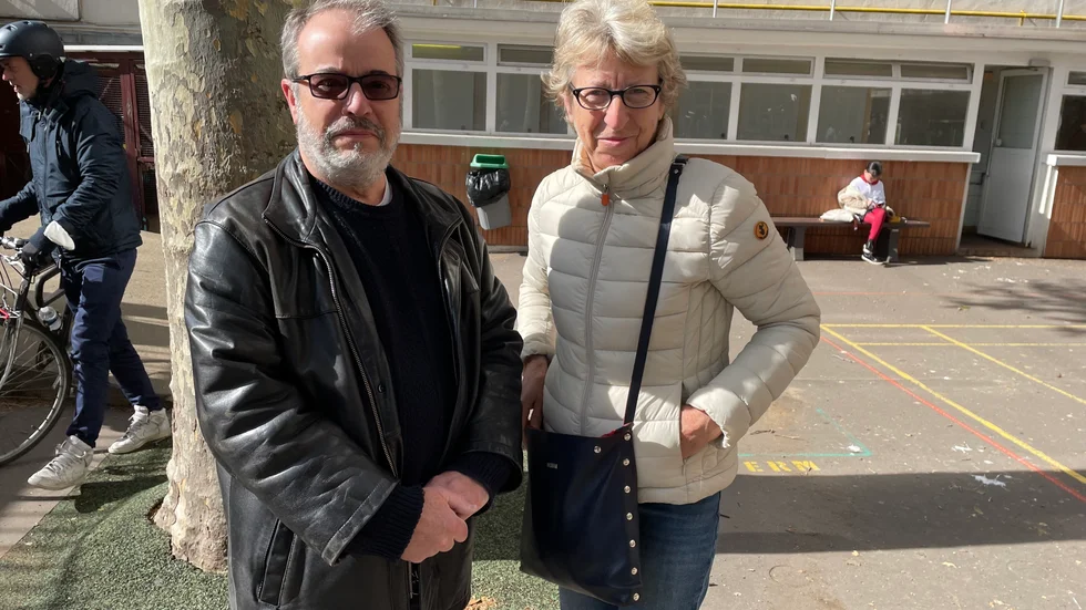 Christian och Danielle i centrala Paris tror på ett jämnt val och har själva haft svårt att hitta rätt kandidat i år. ”Det är inte lätt att vara optimist i dessa dagar”, säger Danielle.