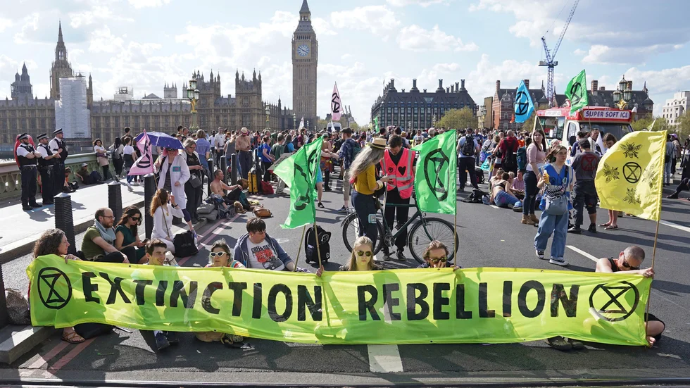Demonstranter blockerade Westminster bridge och ytterligare tre broar i London på fredagen.