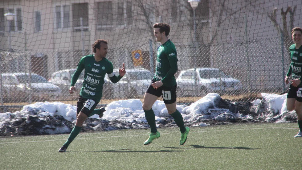 ESK:s Alex Persson jublar efter 2-0-målet borta mot Strömsberg. 