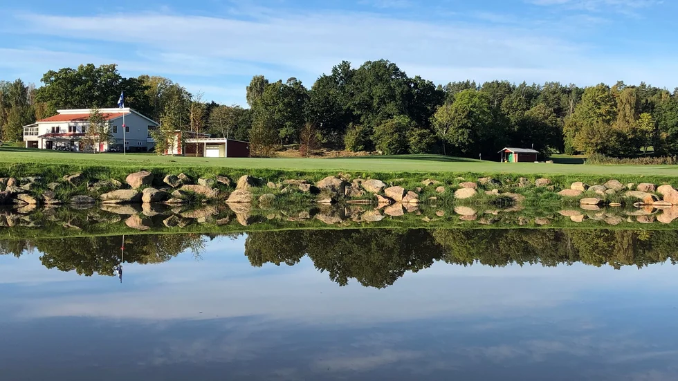Loftahammars Golfklubb använder sig av renat avloppsvatten i golfbanans dammar som man även vattnar banan med. På bilden är det dammen vid sjuan som syns med klubbhuset i bakgrunden.