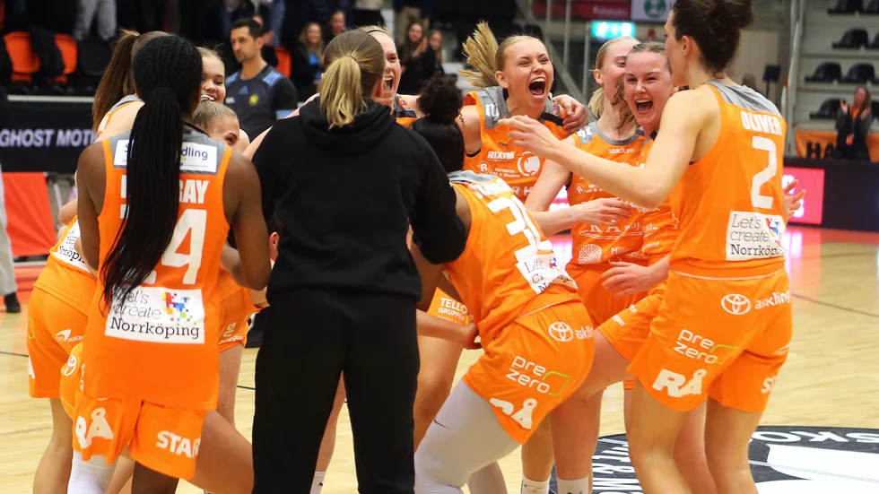 Guldjubel i våras. I vinter har Dolphins chans på en ny titel närklubben arrangerar Final 4 i Svenska Cupen och är garanterade en plats i semifinal.