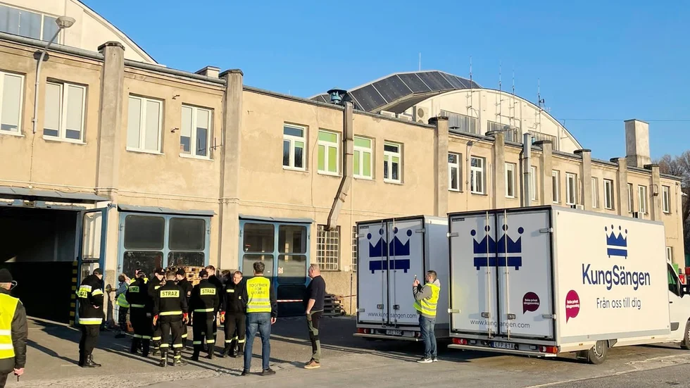 I Warszawa lastades bilarna från Kungsängen i Enköping av och sängarna transporterades vidare till Ukraina. Flera personer från polska räddningstjänsten hade direktkontakt med räddningstjänsten i Ukraina.