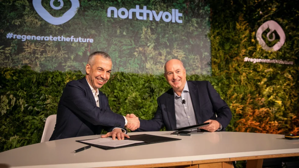 Northvolts COO Paolo Cerruti och Galps VD Andy Brown skakar hand efter att avtalet skrivits under.