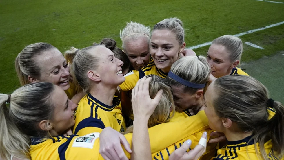 Kosovare Asllani jublar med lagkompisarna efter sin kvittering till 1–1 mot Irland.
