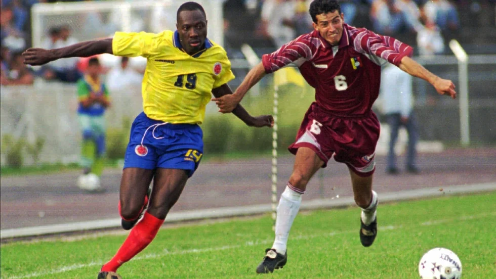Freddy Rincón, till vänster, i en VM-kvalmatch borta mot Elvis Martinez Venezuela i december 1996. Arkivbild.