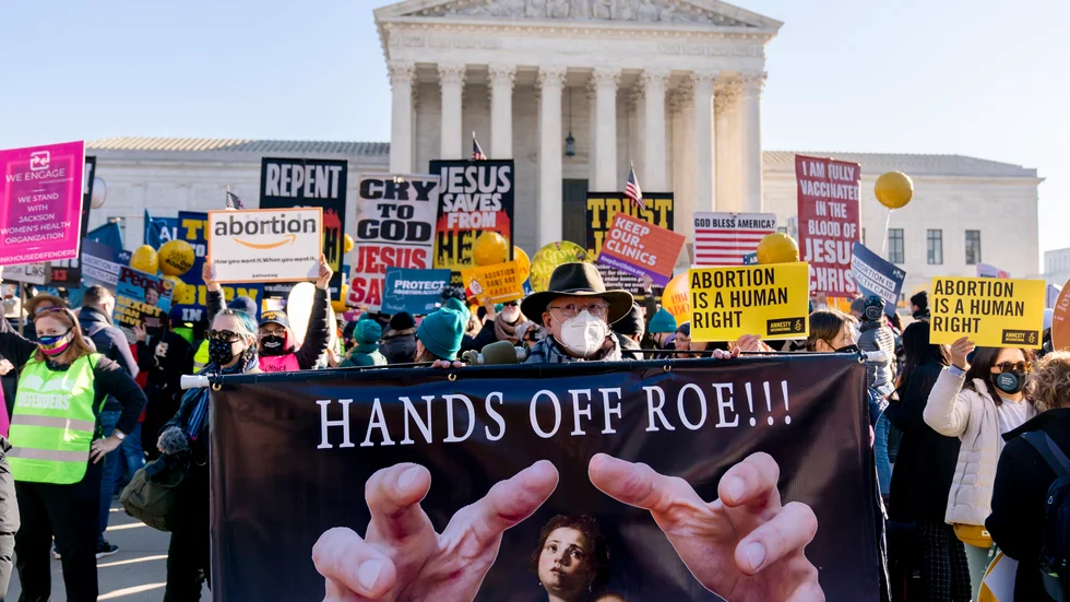 Abortmotståndare och abortförespråkare framför Högsta domstolen i Washington. Arkivbild.