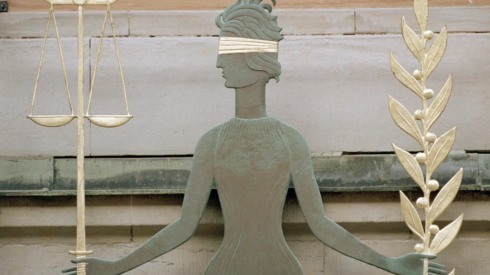 Fru Justitia,  rättvisans gudinna med bindel för ögonen och våg i handen 
Foto: Jack Mikrut

